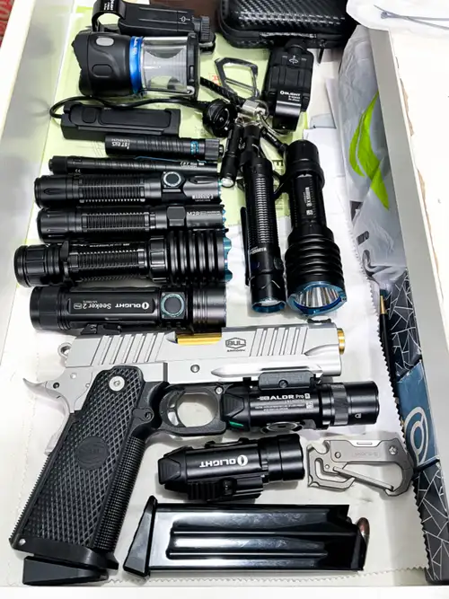 จากไฟฉายติดปืนหนึ่งอัน